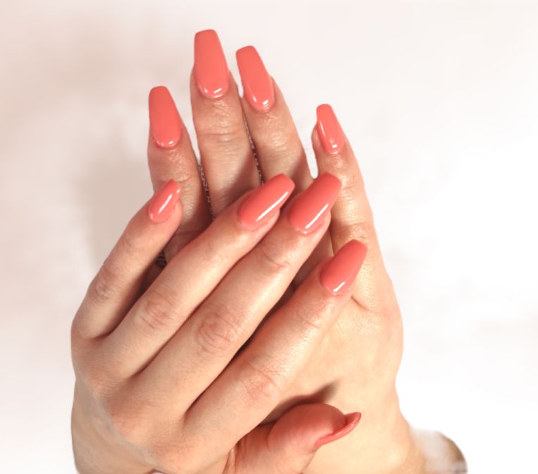 Hand mit Rosen IHand mit schönen langen Nägeln in Farbe Lachs. Im Hintergrund ein Strauß Rosen